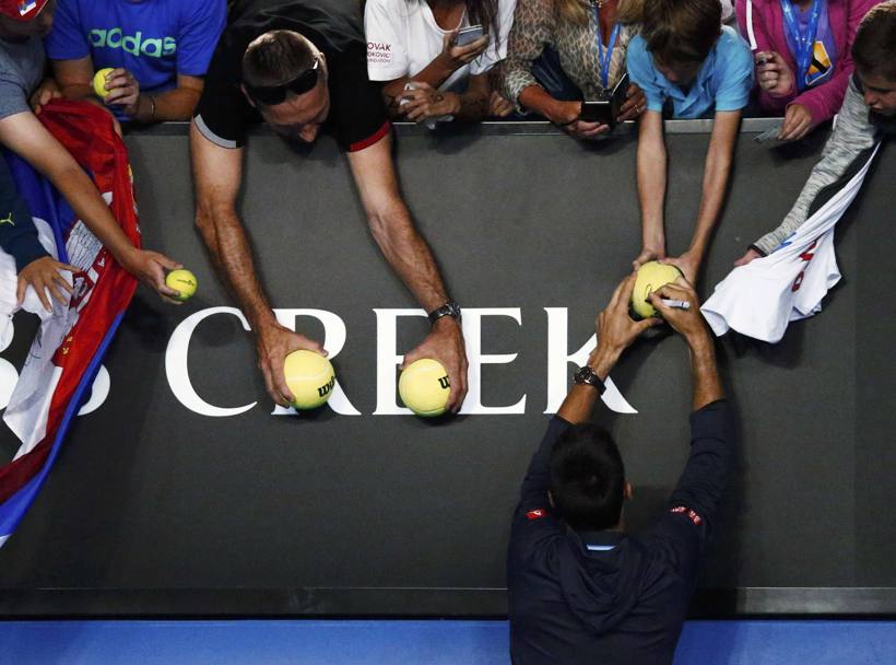 Novak Djokovic firma i numerosi autografi agli Australian Open di Melbourne (Reuters)